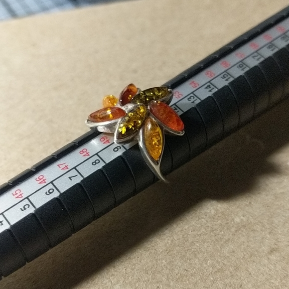 Amber set in leaf pattern - Picture 4 of 5